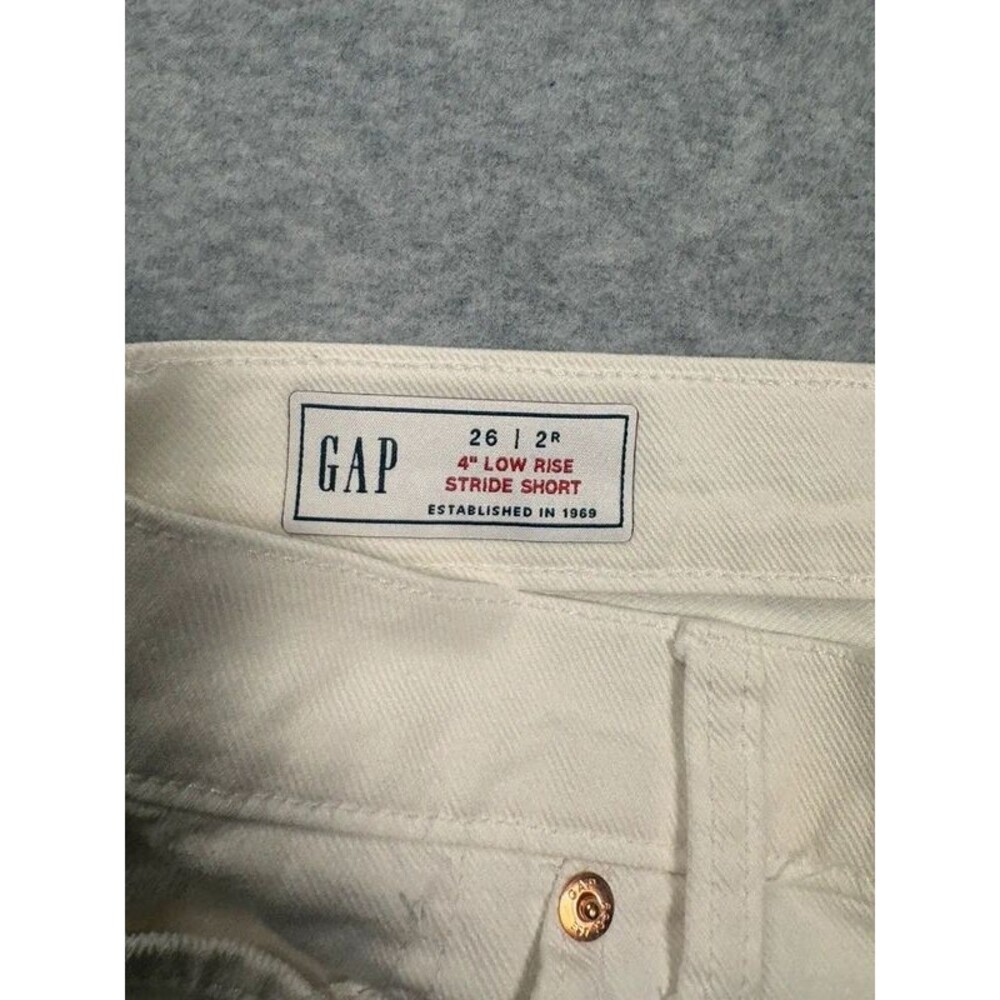 GAP White Distressed Low Rise Stride Shorts - Size 26 / 2R - Picture 3 of 8